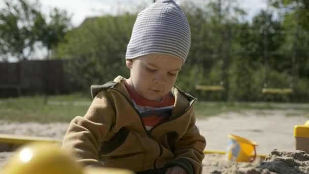 Söta Barn Leker Sandlådan Utomhus Gör Siffror Sand Lekplats Sommar — Stockvideo