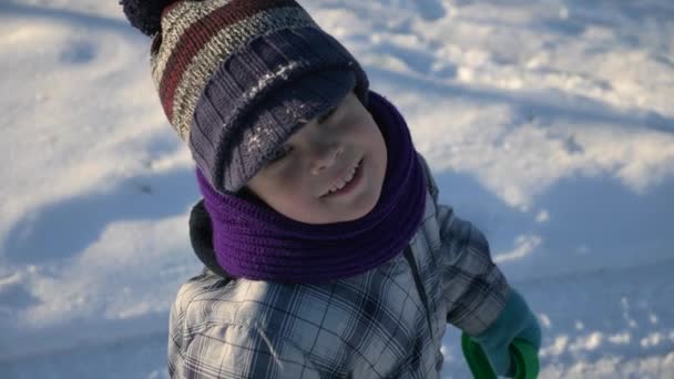 Lyckligt Barn Leenden Kameran Söt Pojke Varma Vinterkläder Utomhus Snöiga — Stockvideo