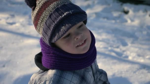 Lyckligt Barn Leenden Kameran Söt Pojke Varma Vinterkläder Utomhus Snöiga — Stockvideo