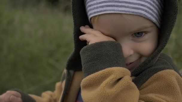 Vrolijke Happy Kind Staat Plucks Gras Plezier Jongetje Landelijk Gebied — Stockvideo