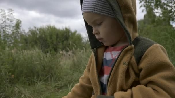 Серьезный Ребенок Стоит Поле Наблюдая Думая Маленький Мальчик Сельской Местности — стоковое видео
