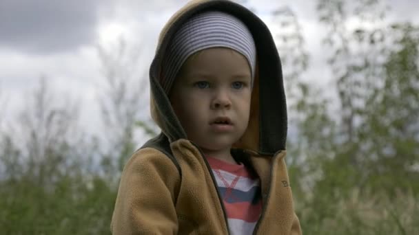 Niño Serio Para Campo Observando Pensando Niño Área Rural Country — Vídeo de stock