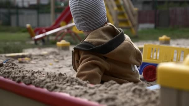 Serious Kid Juega Sandbox Parque Infantil Con Juguetes Boy Looking — Vídeo de stock