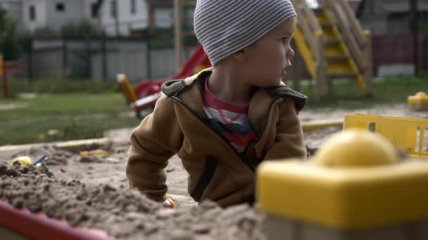 Serious Kid Juega Sandbox Parque Infantil Con Juguetes Boy Looking — Vídeo de stock