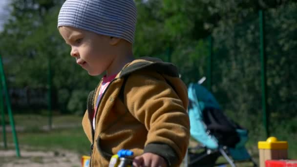 Close Menino Bonito Brincando Com Veículos Brinquedo Areia Sandbox Parque — Vídeo de Stock