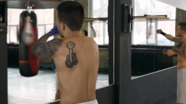 Yakın çekim ağır çekim. İki boksörler hız çanta kaydırılan yumruk vurdu. Profesyonel Fighters spor salonunda eğitim