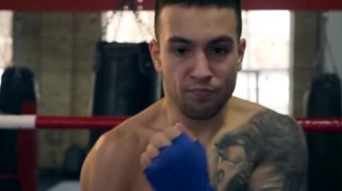 Ağır çekim yakın çekim boksör şiddetle atma yumruklar kamera ile an yoğun bakmak onun yüzünde