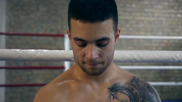 Close Muscular Profissional Masculino Boxer Descansando Anel Boxe Após Treinamento — Vídeo de Stock