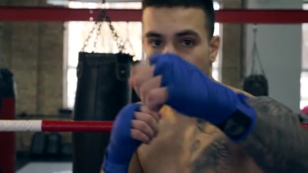 Boxeador Cámara Lenta Cerca Lanzando Golpes Ferozmente Cámara Con Una — Vídeos de Stock