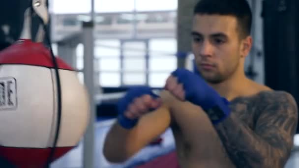 Långsam Rörelse Närbild Ung Boxare Träffar Dubbel Slutet Boxning Hastighet — Stockvideo