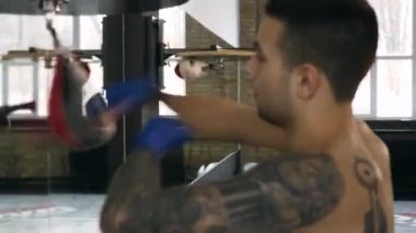 4k 60p iki boksör yumruklarını hız çanta ile vurmak. Profesyonel Fighters spor salonunda eğitim