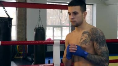 spor salonunda boks ringde mücadele önce 60p yakın çekim portre boksör Fighter 4k ısıtır