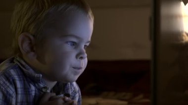 Çocuk eğlence programları ekranda dikkatle izliyor. Dizüstü bilgisayar çizgi film Video izlerken küçük çocuk