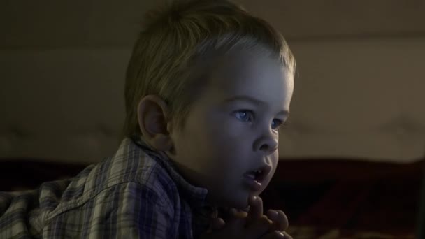 Seriöses Kind Verfolgt Aufmerksam Unterhaltungsprogramme Auf Dem Bildschirm Kleiner Junge — Stockvideo