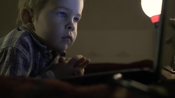 Σοβαρό Παιδί Παρακολουθεί Προσεκτικά Προγράμματα Ψυχαγωγίας Στην Οθόνη Μικρό Αγόρι — Αρχείο Βίντεο