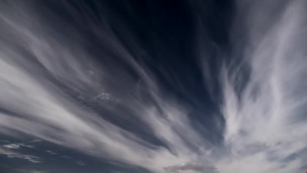 Zeitraffer Weiße Flauschige Wolken Dunkelblauen Himmel — Stockvideo