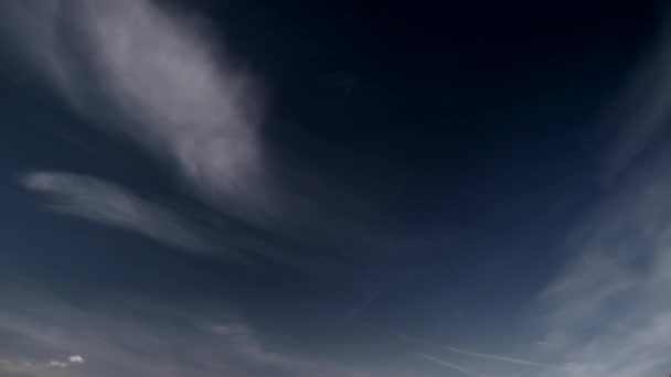 Time Lapse Nubes Esponjosas Blancas Cielo Azul Oscuro — Vídeo de stock
