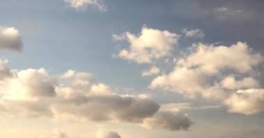  C4k 24p hızlandırılmış akşam bulutların üstünde mavi gökyüzü. Sabah güneş doğuyor. Gün batımı Twilight. Bulutlu gökyüzü