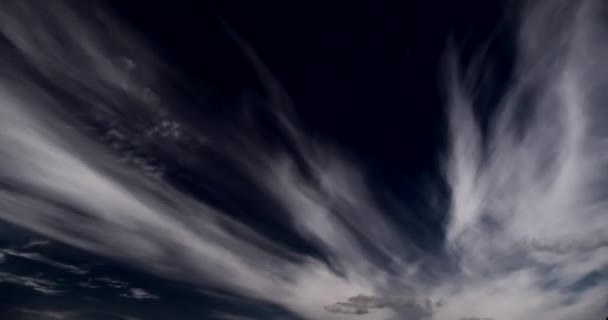 C4K 24P Time Lapse Nubes Blancas Moviéndose Rápido Cielo Azul — Vídeo de stock