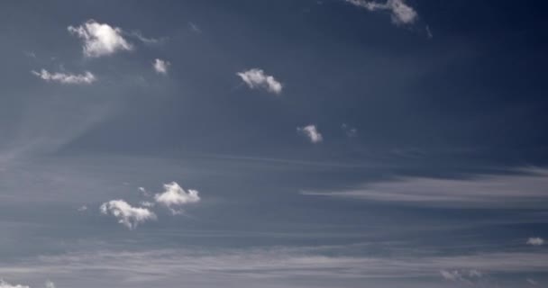 C4K 24P Time Lapse Witte Wolken Bewegen Snel Donker Blauwe — Stockvideo