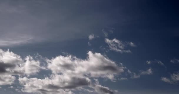 C4K 24P 延时白云在深蓝色天空快速移动 强风天气变化 在天空中快速运动 — 图库视频影像