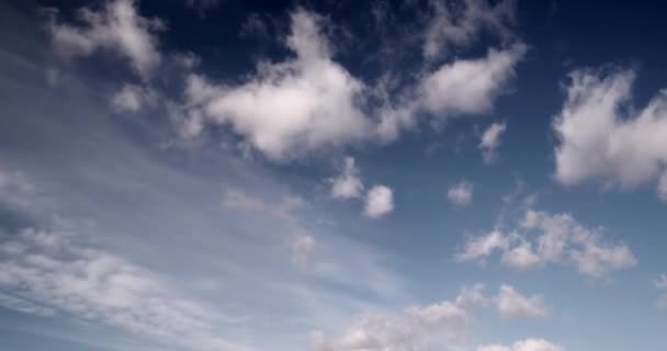 C4K 24P Nuages Blancs Déplaçant Rapidement Sur Ciel Bleu Foncé — Video