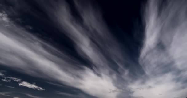 C4K 24P Time Lapse Nubes Blancas Moviéndose Rápido Cielo Azul — Vídeo de stock