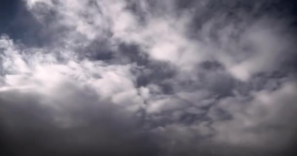 C4K 24p Nuages blancs se déplaçant rapidement sur le ciel bleu foncé. Changement de temps de vent fort. Mouvement rapide sur le ciel 