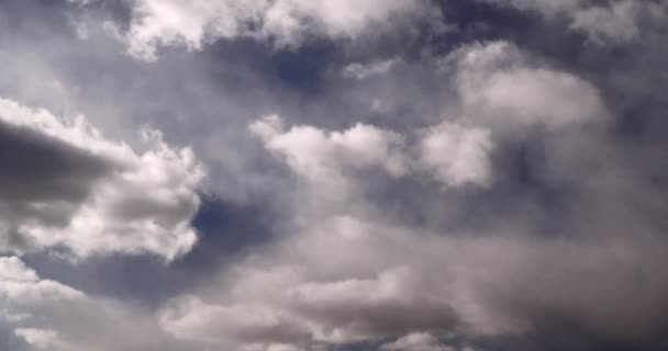 C4K 24p Nuages blancs se déplaçant rapidement sur le ciel bleu foncé. Changement de temps de vent fort. Mouvement rapide sur le ciel 