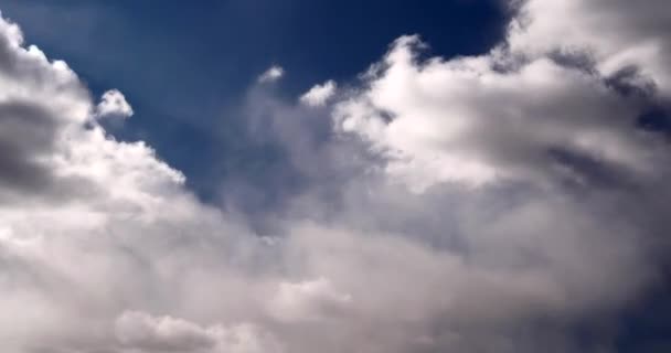 C4K 24p Nuages blancs se déplaçant rapidement sur le ciel bleu foncé. Changement de temps de vent fort. Mouvement rapide sur le ciel 