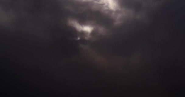 C4K 24P 延时阳光光束通过黑暗的大云 戏剧性的天空 — 图库视频影像
