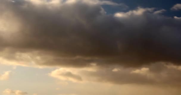 C4K 延时晚云在蓝天上 早晨日出 日落暮光之城 多云的天空 — 图库视频影像