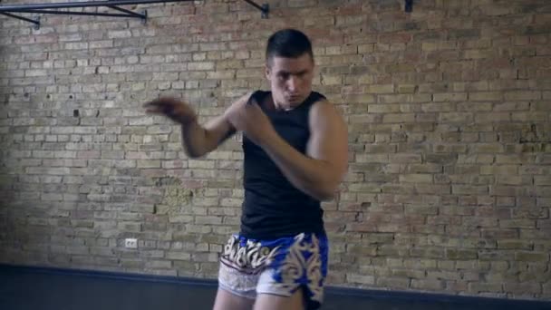 Entrenamiento Boxeador Muay Thai Cámara Lenta Estudio Patadas Puñetazos Pelea — Vídeos de Stock
