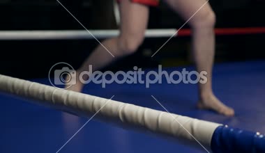Ağır çekim yakın çekim Muay Tay savaşçı eğitim bacaklar içinde Boks ringi