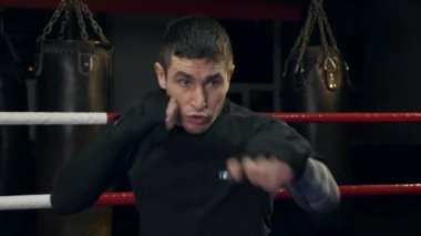 Yavaş hareket Muay Tay savaşçı darbeler bindirmeler hızlı ile yumruk yumruk. Eğitim spor salonunda boks ringde