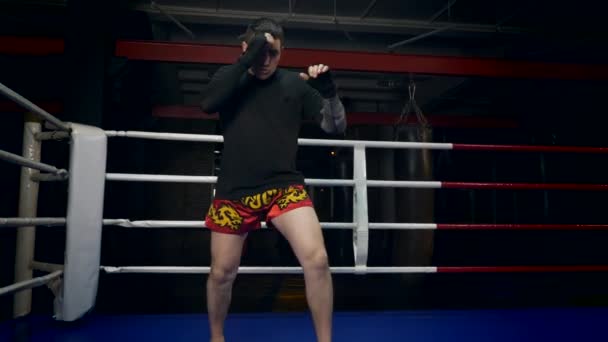 Muay Thai Fighter Ralenti Souffle Des Poussées Forcées Rapides Avec — Video