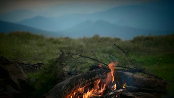 Kamp Ateşi Dağın Zirvesinde Dağlar Ridge Arka Plan Kamp Hiking — Stok video