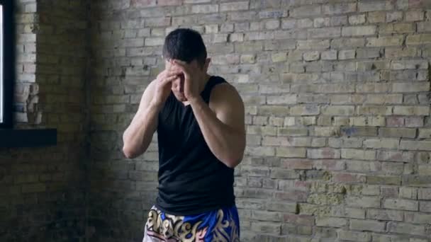60P Muay Thai Boxer Training Studio Schattenkampf Backsteinmauer Hintergrund Ostportal — Stockvideo