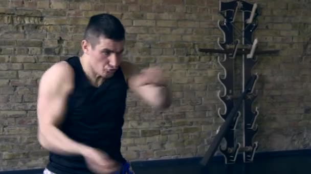 Muay Thai Boxer Školení Studio Trénovat Údery Kopy Zásahy Vzduchu — Stock video