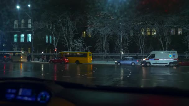 Kyiv Ukraine Europa Krankenwagen Auf Einer Kreuzung Der Nacht Windschutzscheibe — Stockvideo
