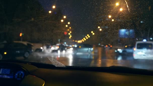 Nachts Autofahren Auto Fährt Stadtstraße Entlang Und Hält Roter Ampel — Stockvideo