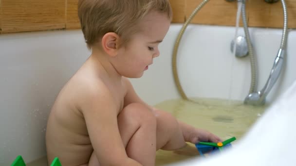 Fröhliches Fröhliches Kind Spielt Lächelnd Mit Spielzeug Wasser Der Badewanne — Stockvideo