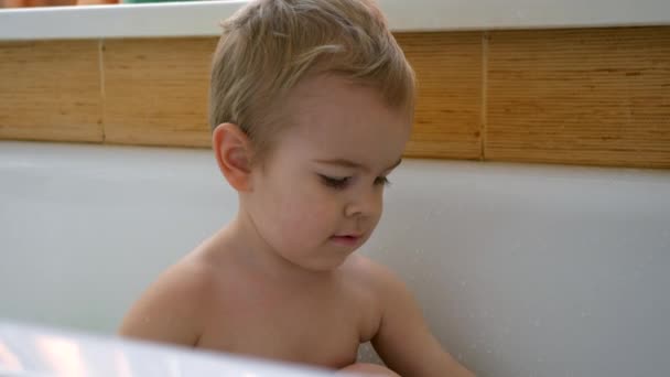 Feliz Niño Alegre Juega Sonriendo Con Juguetes Agua Bañera Lindo — Vídeo de stock