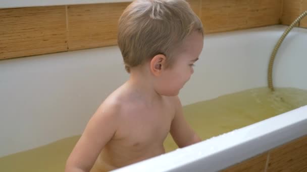 Fröhliches Fröhliches Kind Spielt Lächelnd Mit Spielzeug Wasser Der Badewanne — Stockvideo