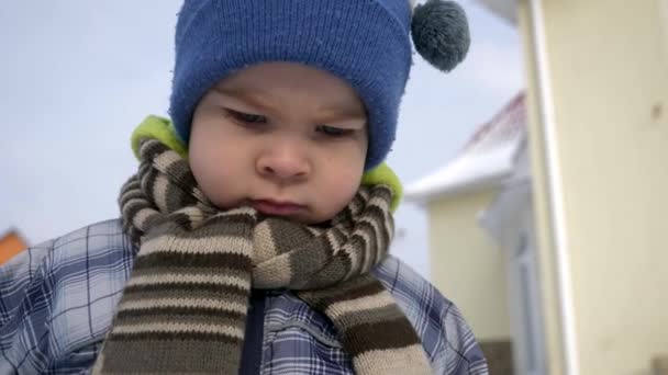 Primer Plano Retrato Lindo Niño Pequeño Patio Trasero Invierno Soleado — Vídeos de Stock