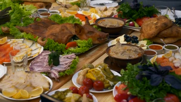 Maravilhosamente Servida Decorada Mesa Banquete Férias Com Abundantes Diferentes Saladas — Vídeo de Stock