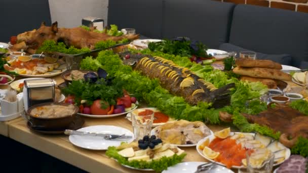 Maravilhosamente Servida Decorada Mesa Banquete Férias Com Abundantes Diferentes Saladas — Vídeo de Stock