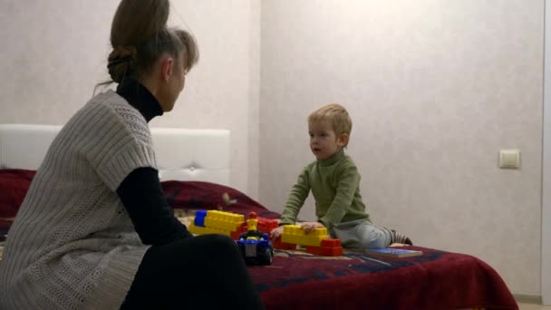 祖母和孙子玩玩具建设者砖在房间里在家里 — 图库视频影像