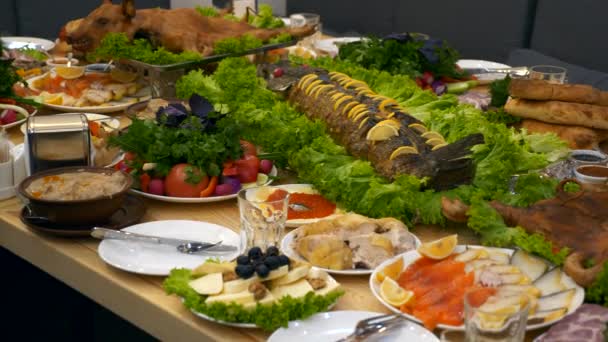 Maravilhosamente Servida Decorada Mesa Banquete Férias Com Abundantes Diferentes Saladas — Vídeo de Stock