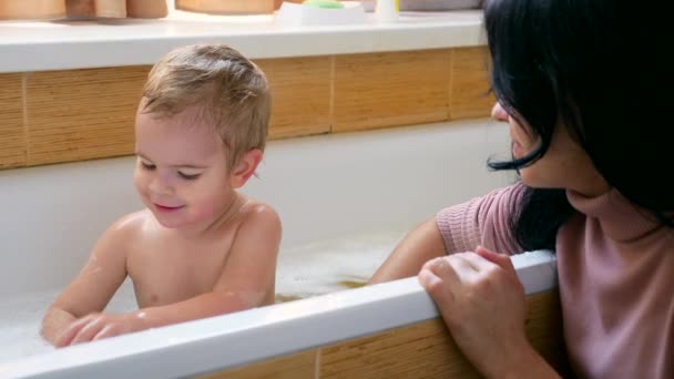 Mãe Lava Seu Filho Com Esponja Washcloth Banheiro Criança Alegre — Vídeo de Stock